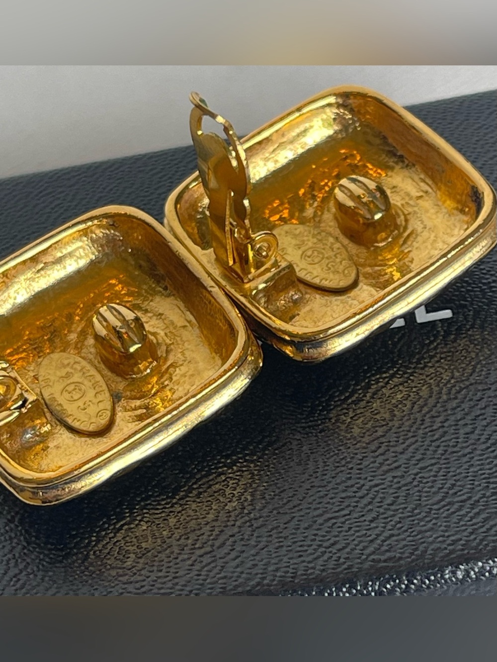 VINTAGE CHANEL 24K GOLD PLATED DIAMOND QUILTED SQUARE CLIP-ON EARRINGS FRANCE - Picture 13 of 14